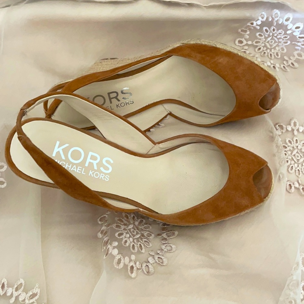 Wedge sandal from Michael Kors just in time for your tropical winter vacay! 🏖